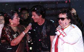 SRK enjoys a light moment with Bappi Lehri and Usha Uthup