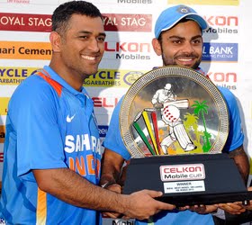 India's captains, MS Dhoni and Virat Kohli, with the tri-series trophy